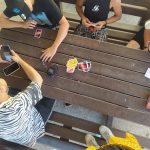 persone che giocano a carte